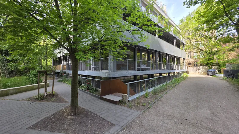 exklusive 3-Zimmer-Wohnung im Holzhaus, grüner Hinterhof in Berlin Mitte — photo 1
